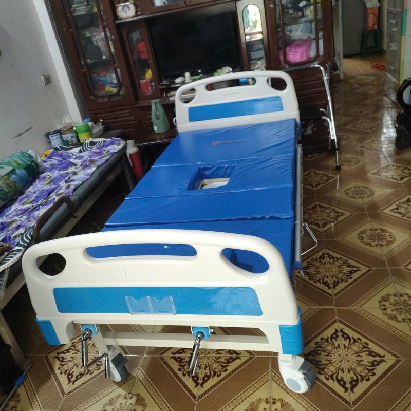 giường y tế 3 tay quay có bô vệ sinh