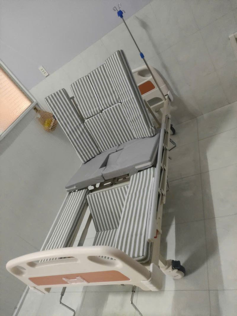 Giường Bệnh 4 Tay Quay OSADA SD-12C Lõm Chân