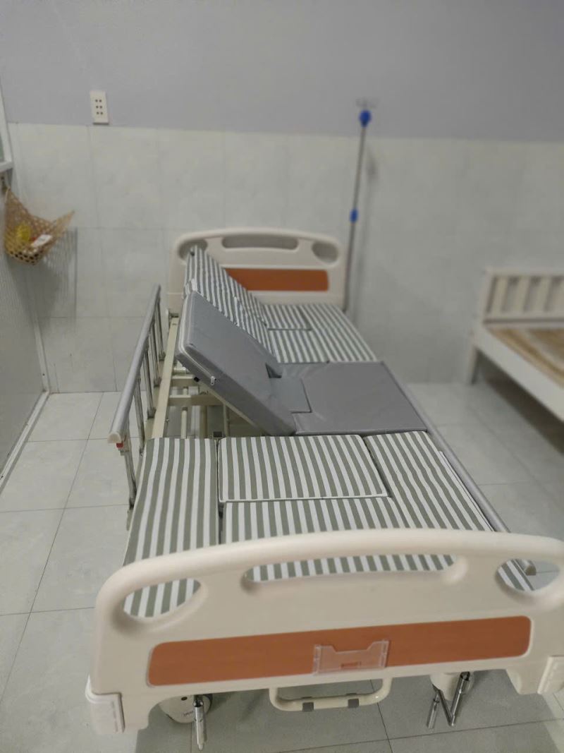 Giường Bệnh 4 Tay Quay OSADA SD-12C Lõm Chân