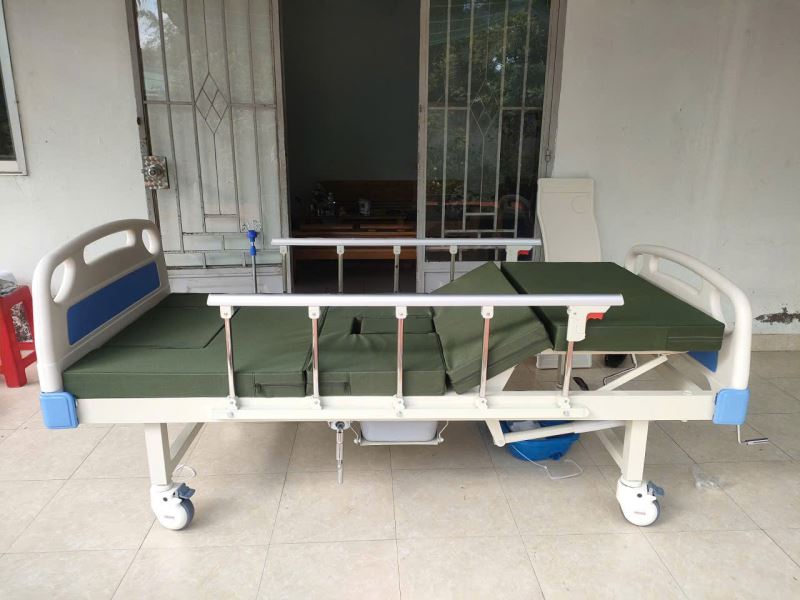 Giường Bệnh 3 Tay Quay Có Bô Vệ Sinh  SD_33C